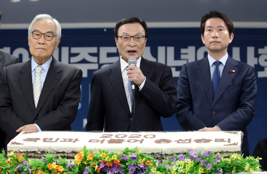 이해찬 민주당 대표가 1일 서울 여의도 중앙당사에서 열린 민주당 신년인사회에서 인사말을 하고 있다.  연합뉴스